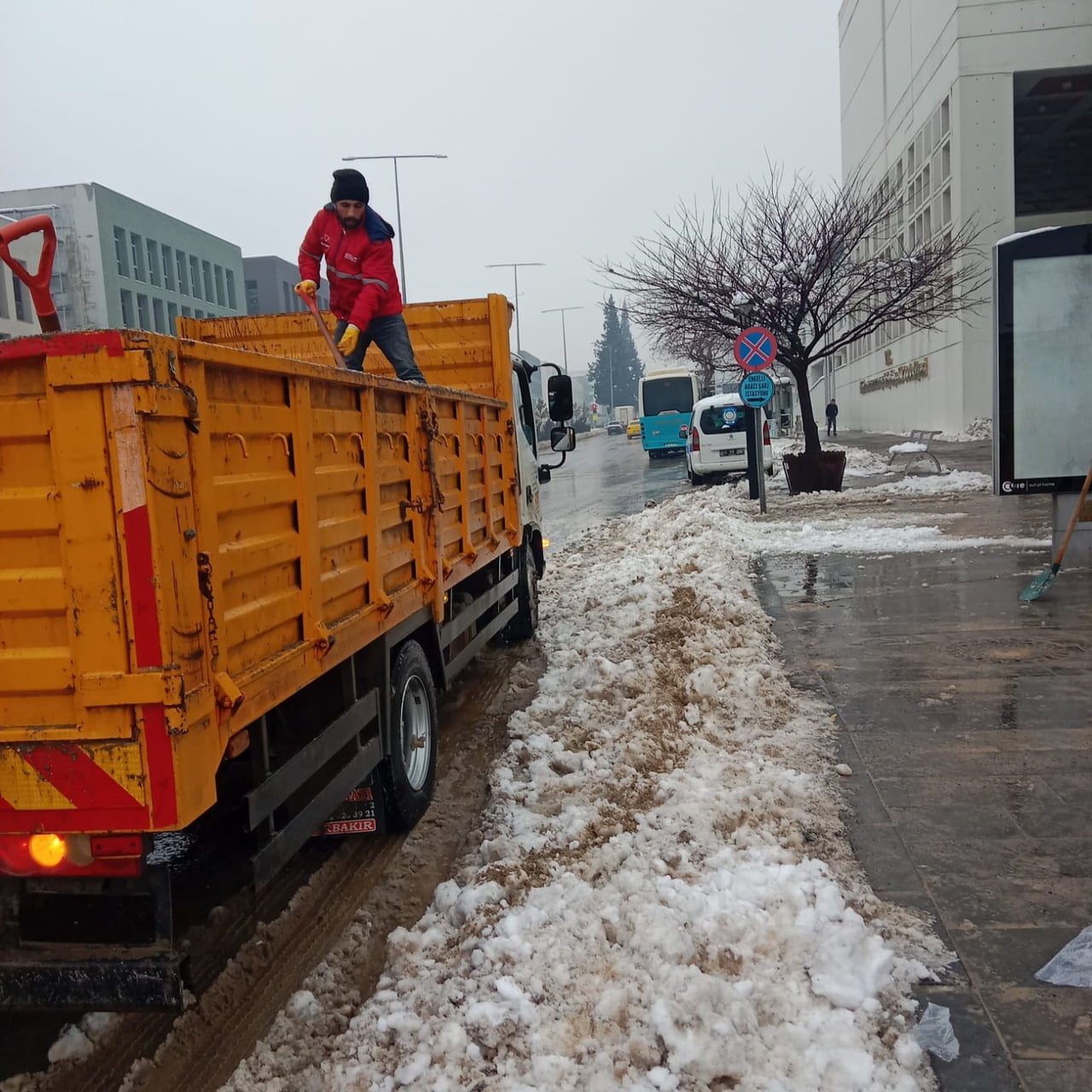 KAHRAMANMARAŞ'TA ETKİLİ OLAN KAR YAĞIŞI SONRASI EKİPLERİN KAR TEMİZLEME ÇALIŞMALARI DEVAM...