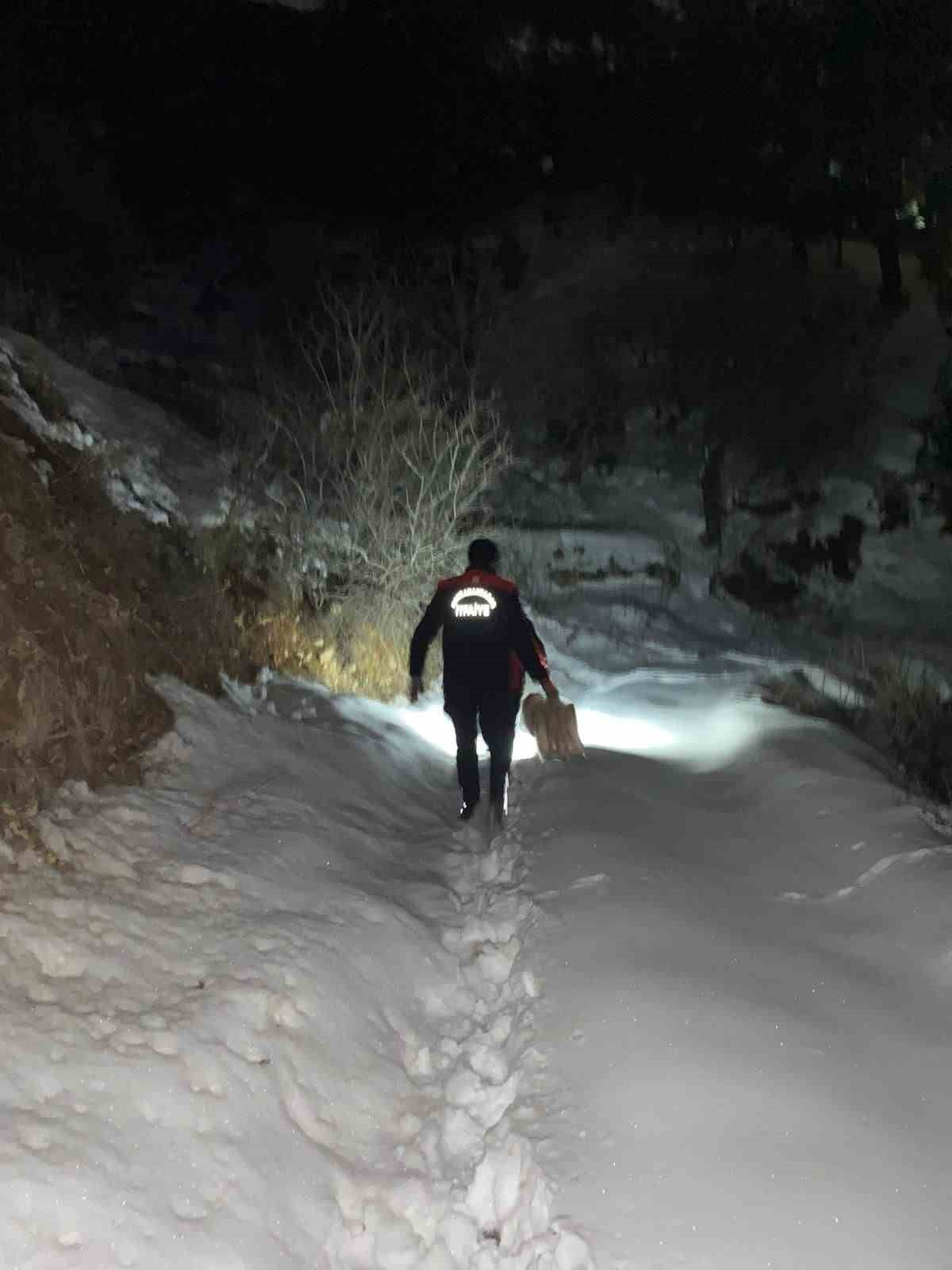 KAHRAMANMARAŞ'TA KAR YAĞIŞI SONRASI BAĞ EVİNDE MAHSUR KALAN AİLEYE İTFAİYE EKİPLERİ ERZAK DESTEĞİ...