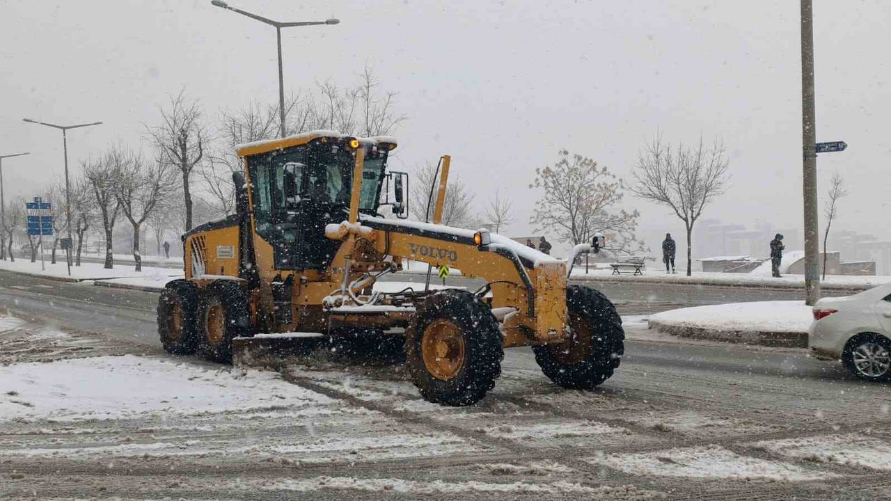 KAHRAMANMARAŞ BÜYÜKŞEHİR BELEDİYESİ, KAR YAĞIŞININ BAŞLAMASIYLA BİRLİKTE ŞEHİR MERKEZİNDE KAR...