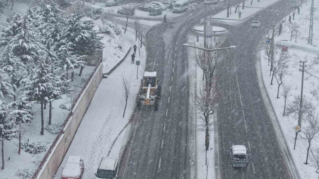 KAHRAMANMARAŞ BÜYÜKŞEHİR BELEDİYESİ, KAR YAĞIŞININ BAŞLAMASIYLA BİRLİKTE ŞEHİR MERKEZİNDE KAR...