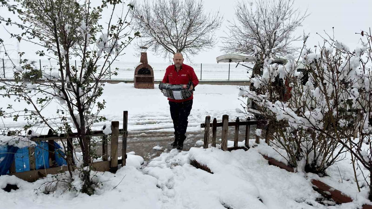 KAHRAMANMARAŞ BÜYÜKŞEHİR BELEDİYESİ, OLUMSUZ HAVA KOŞULLARINDA YİYECEK BULMAKTA ZORLANAN SOKAK...