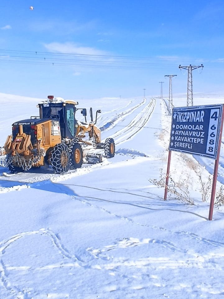 KAHRAMANMARAŞ BÜYÜKŞEHİR BELEDİYESİ, ŞEHRİN KUZEY İLÇELERİNDE ETKİSİNİ SÜRDÜREN YOĞUN KAR...