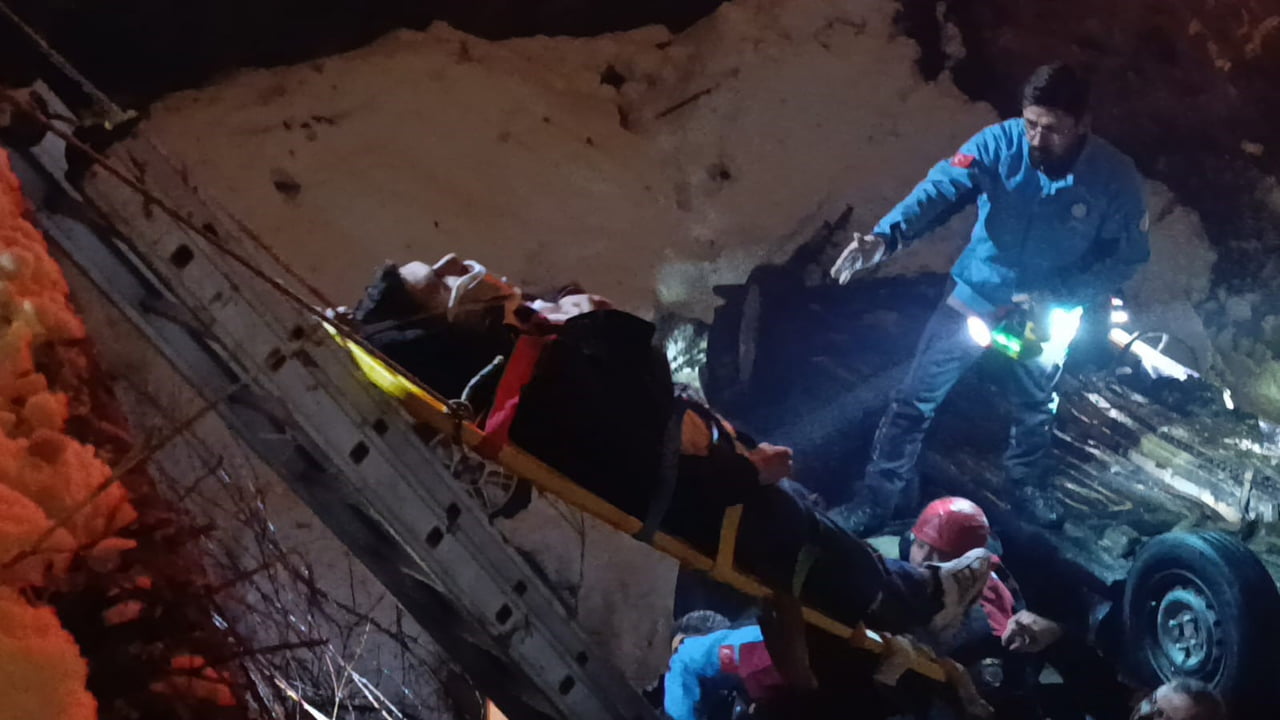 KAHRAMANMARAŞ’IN ONİKİŞUBAT İLÇESİNDE KÖPRÜDEN DÜŞEN OTOMOBİLDEKİ 1’İ AĞIR, 5 KİŞİ...