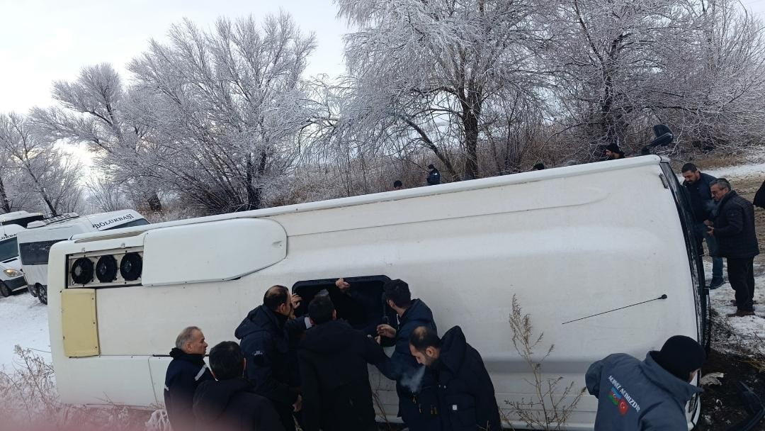 KAHRAMANMARAŞ’TA ELBİSTAN-ÇOĞULHAN KARAYOLUNDA İŞÇİ TAŞIYAN SERVİS ARACI, KAYGAN ZEMİN NEDENİYLE...