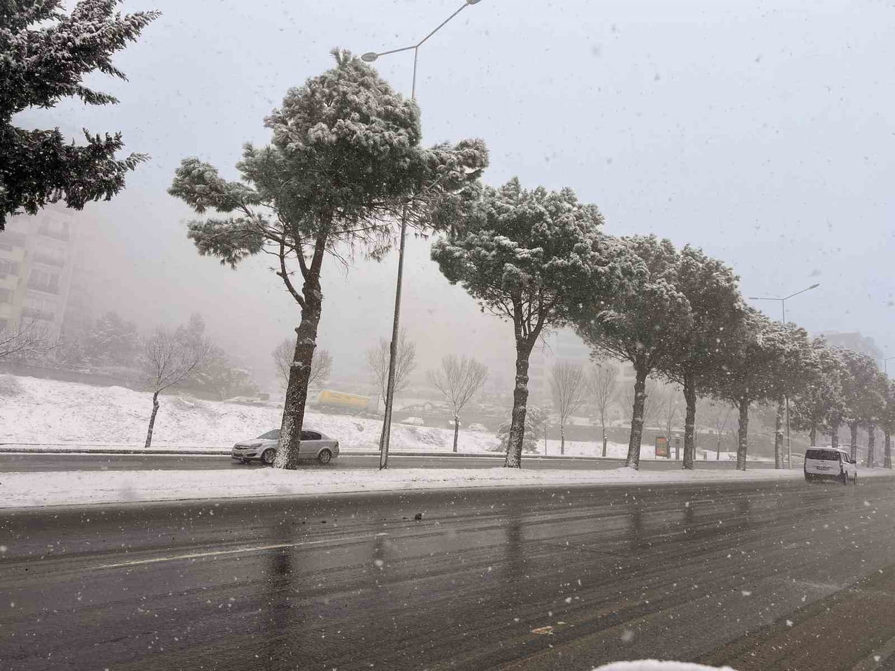 KAHRAMANMARAŞ’TA ETKİLİ OLAN KAR YAĞIŞIYLA BİRLİKTE KENT BEYAZA BÜRÜNÜRKEN, YÖREYE ÖZGÜ GELENEKSEL...