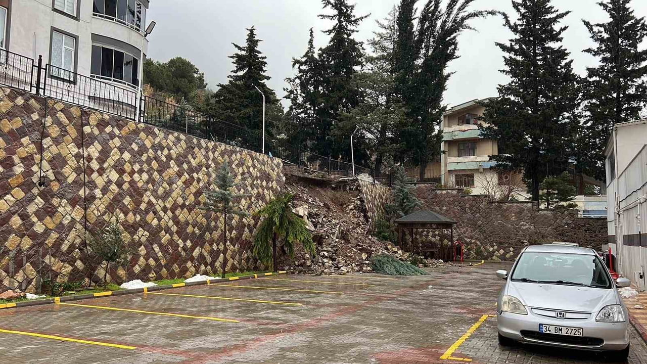 KAHRAMANMARAŞ’TA ETKİLİ OLAN SAĞANAK SONRASI BİR SİTENİN İSTİNAT DUVARI ÇÖKTÜ