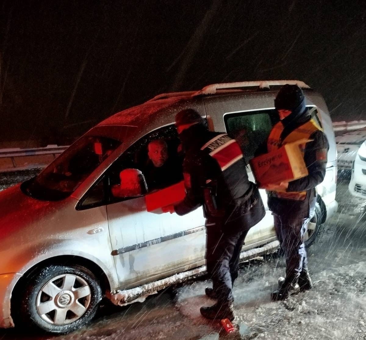 KAHRAMANMARAŞ’TA MAHSUR KALAN VATANDAŞLARA JANDARMA VE KIZILAY’DAN YARDIM