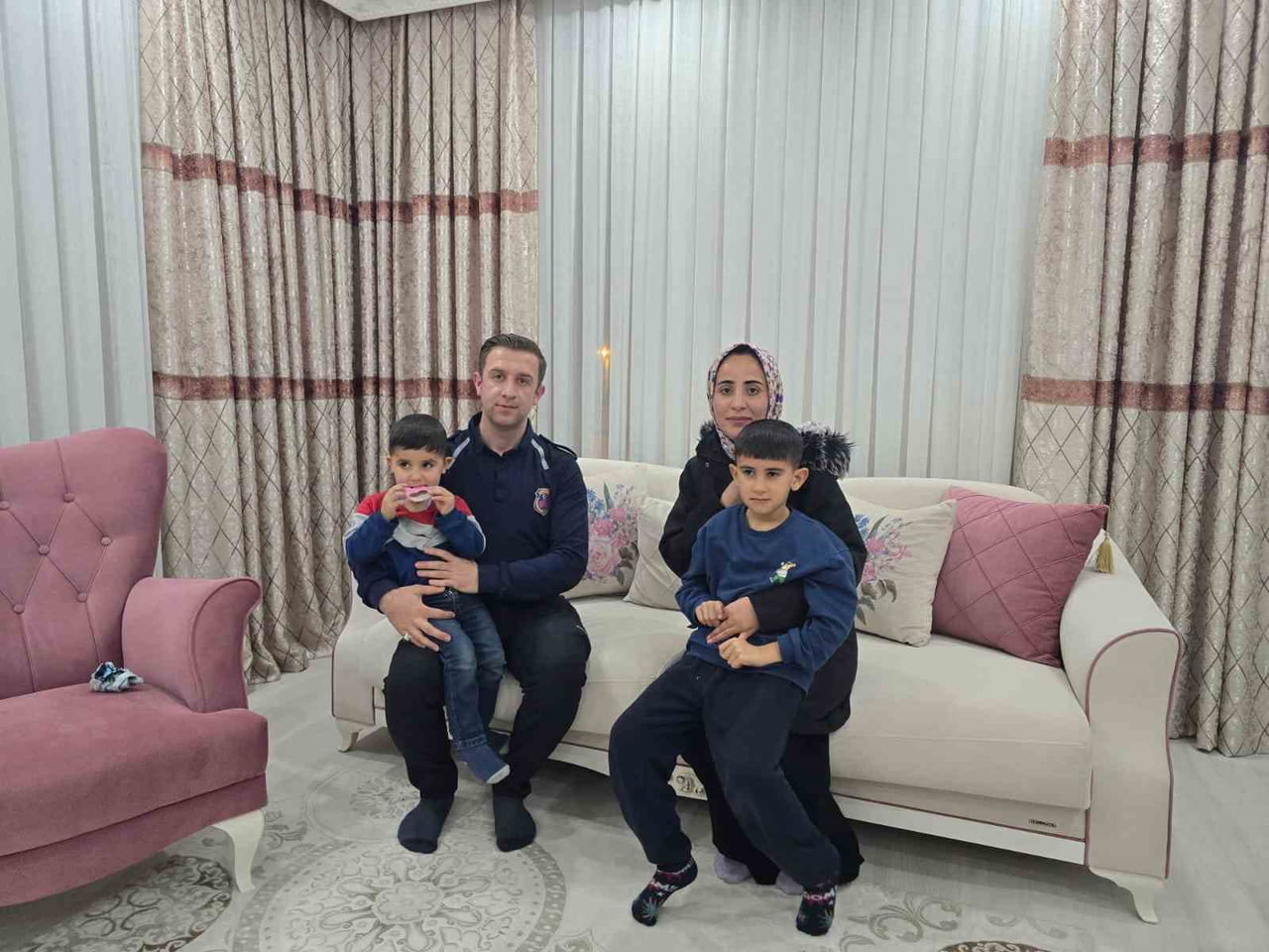 KAHRAMANMARAŞ’TA MEYDANA GELEN TRAFİK KAZASINDA, 4 VE 7 YAŞLARINDAKİ İKİ ÇOCUĞUYLA YOLDA MAHSUR...