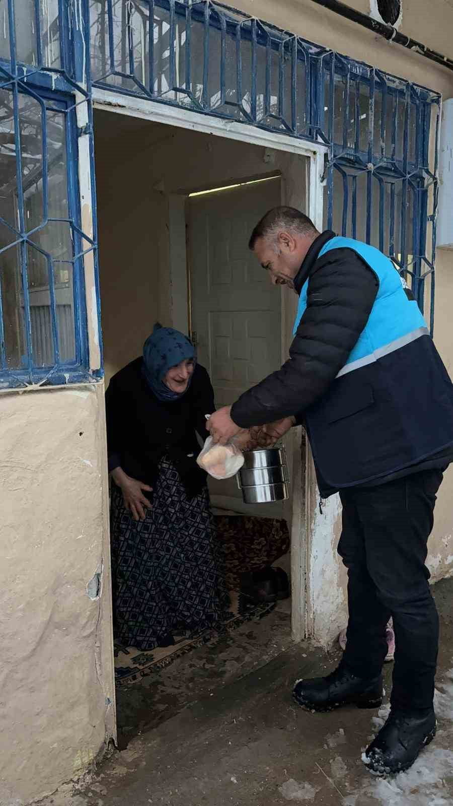 KAHTA BELEDİYESİ'NDEN KARLA MÜCADELEDE SEFERBERLİK: VATANDAŞA SICAK YEMEK, YOLDA KALANA...