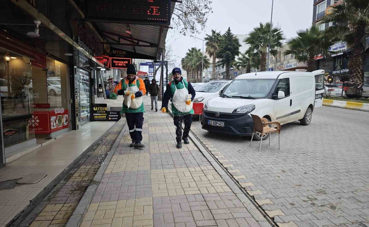 KAHTA BELEDİYESİ, İLÇEDE BEKLENEN KAR YAĞIŞI NEDENİYLE TEDBİR ALDI.
