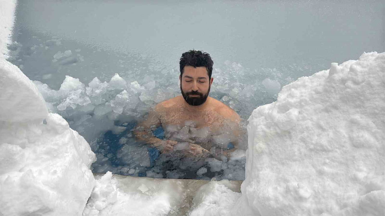 KALDIĞI OTELİN BAHÇESİNDE BULUNAN HAVUZA GİDEN EREN BİRİ, DONDURUCU SOĞUĞA ALDIRIŞ ETMEDEN BUZ...