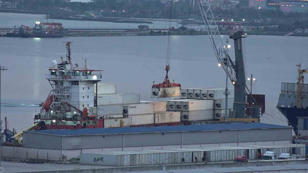 KAMERUN BAYRAKLI "AURELİA" İSİMLİ KONTEYNER GEMİSİ, KARADENİZ’DE DRON SALDIRISINA UĞRAMASININ...