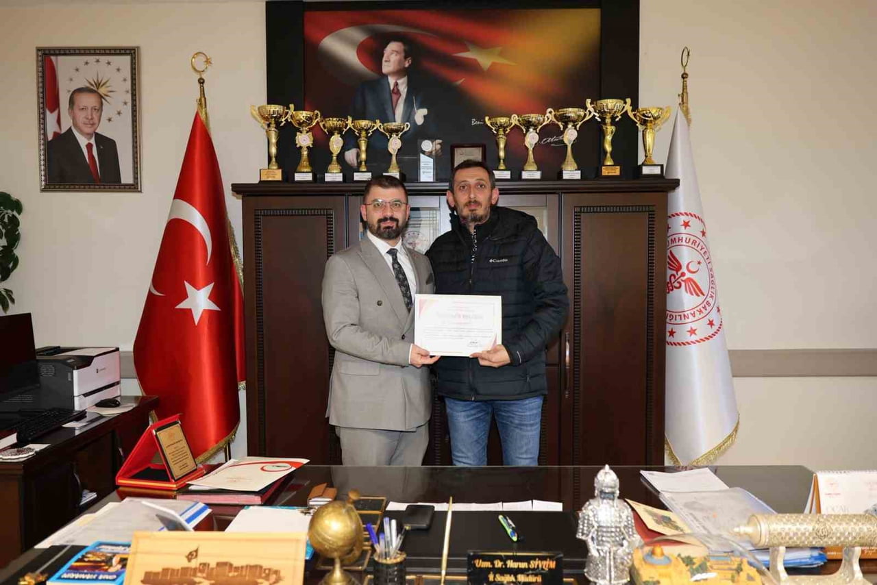 KANSER TARAMALARINDA BAŞARI GÖSTEREN SAĞLIK ÇALIŞANLARINA PLAKET VERİLDİ