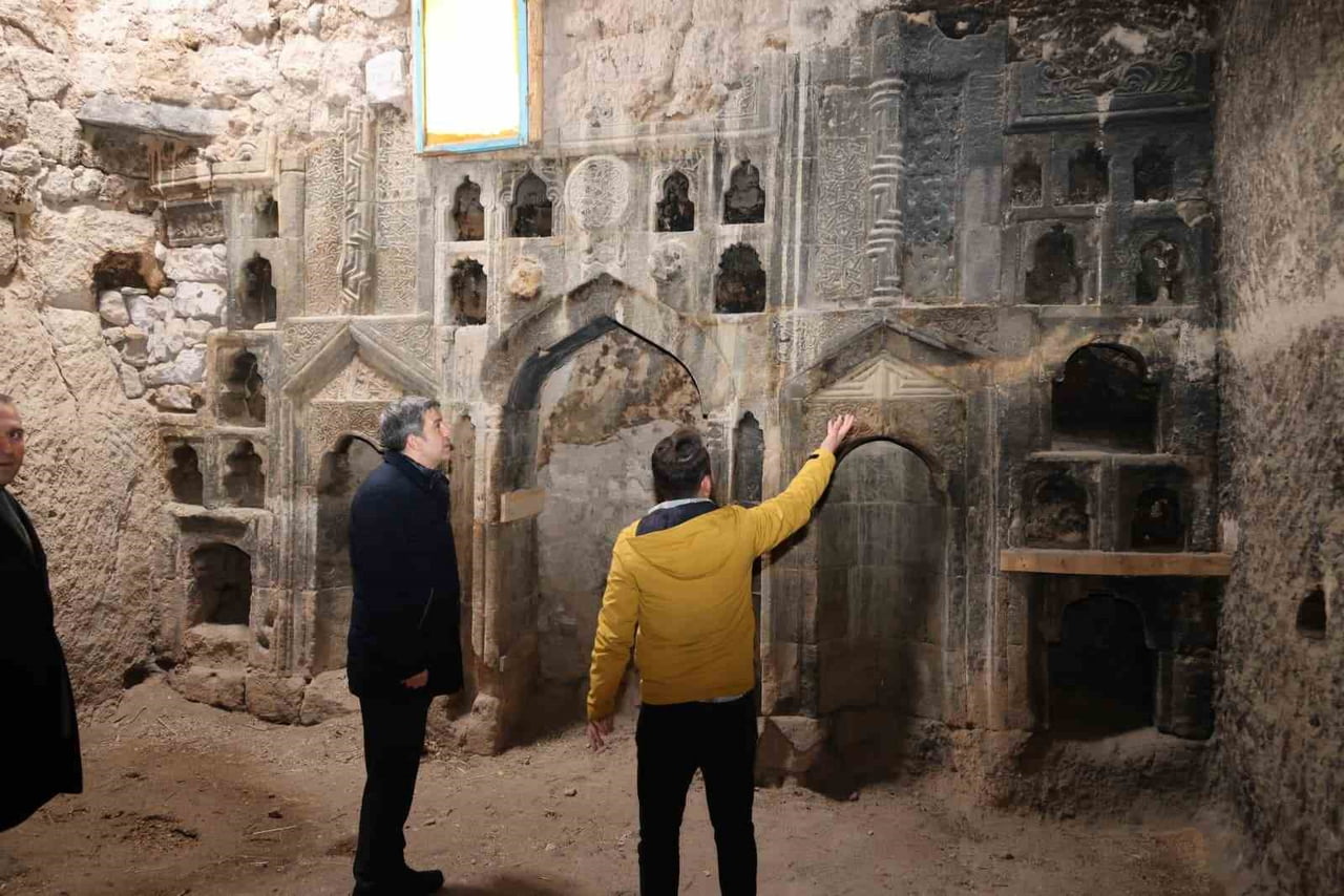 KAPADOKYA ALAN BAŞKANI CEM ASLANBAY, GEÇTİĞİMİZ YIL KEŞFEDİLEREK GÜN YÜZÜNE ÇIKARILAN VE ERETNA...