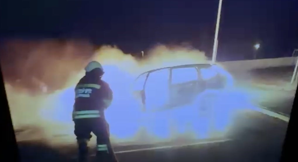 KAPAKLI DEVLET HASTANESİ BAHÇESİNDE BULUNAN BİR ARAÇ ALEV ALARAK PATLADI.