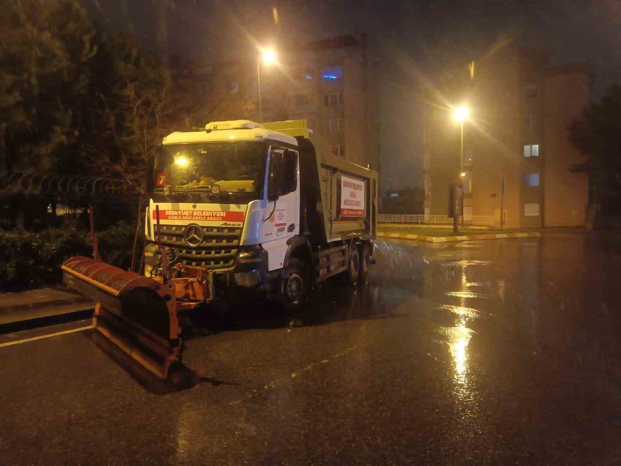 KAR KÜREME VE TUZLAMA ÇALIŞMALARI GECE BOYUNCA SÜRDÜ