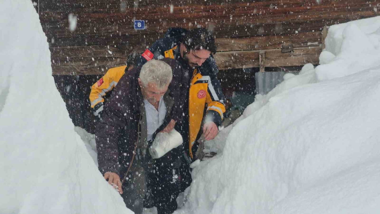 KAR NEDENİYLE EVİNDE MAHSUR KALAN HASTAYI SAĞLIK EKİPLERİ KURTARDI