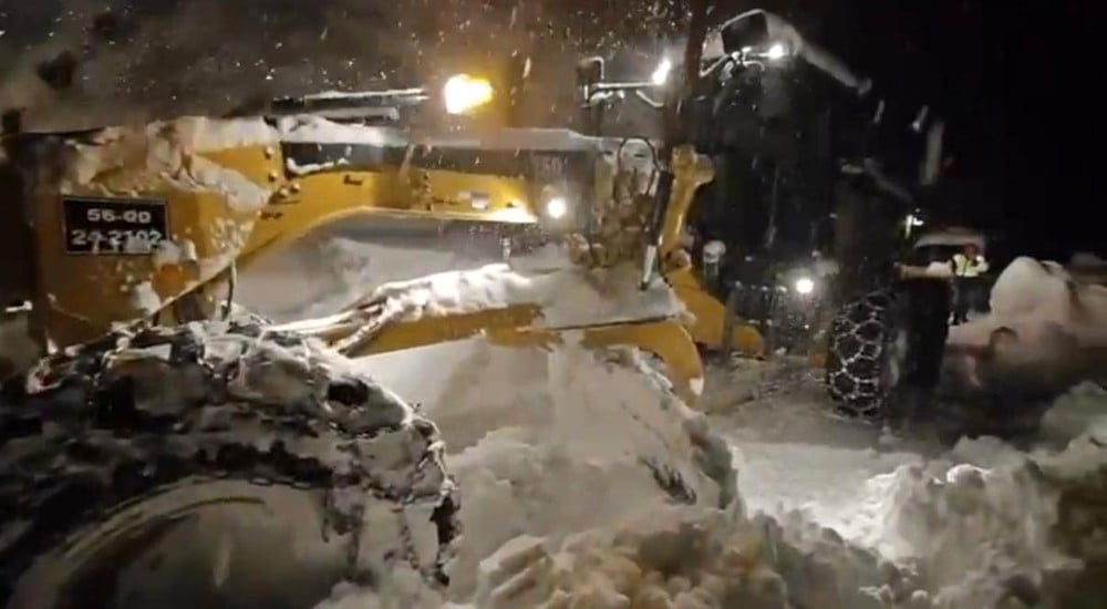KAR NEDENİYLE ULAŞIMIN AKSADIĞI GÜZERGAHTA YOL AÇMA ÇALIŞMASI YAPAN EKİPLER, YAKLAŞIK 4 SAAT SONRA...