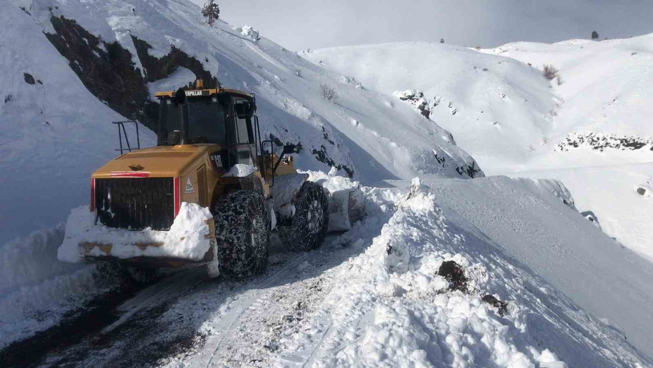 KAR VE TİPİ DOĞU’YU ETKİLEDİ, EKİPLER YOLLARI AÇIYOR
