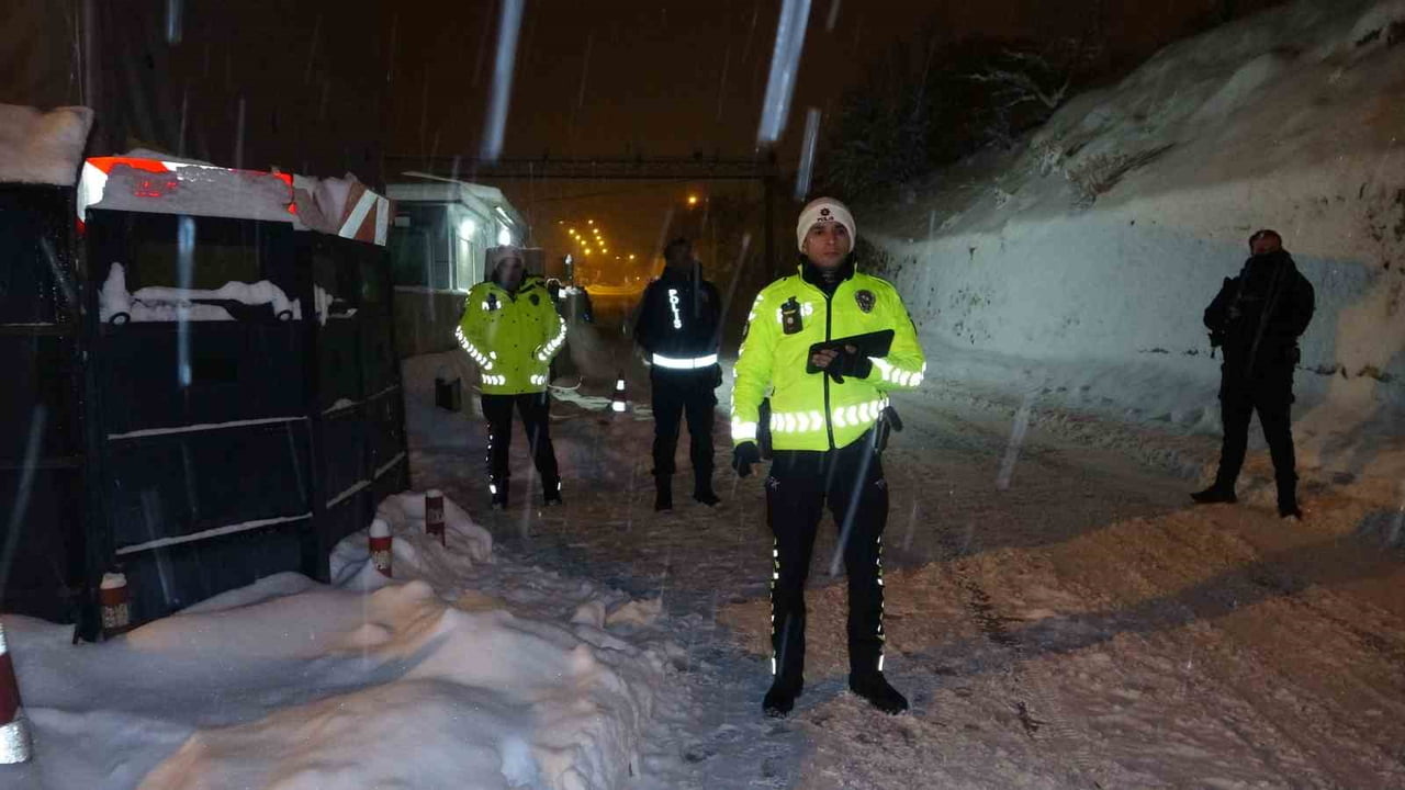 KAR YAĞIŞI, BUZLANMA VE DONDURUCU SOĞUĞA RAĞMEN TUNCELİ EMNİYET MÜDÜRLÜĞÜ'NE BAĞLI TÜM BİRİMLER...