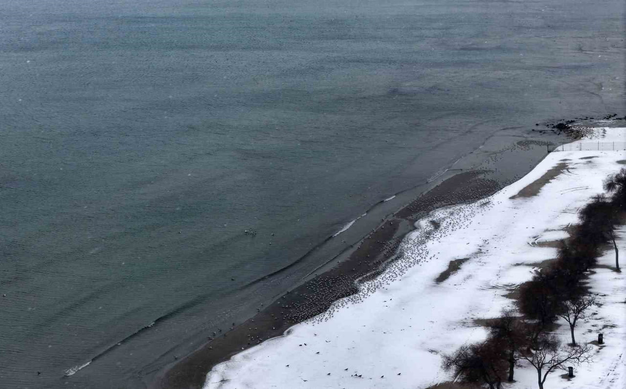 KAR YAĞIŞI İLE BEYAZA BÜRÜNEN MENEKŞE SAHİLİ HAVADAN GÖRÜNTÜLENDİ