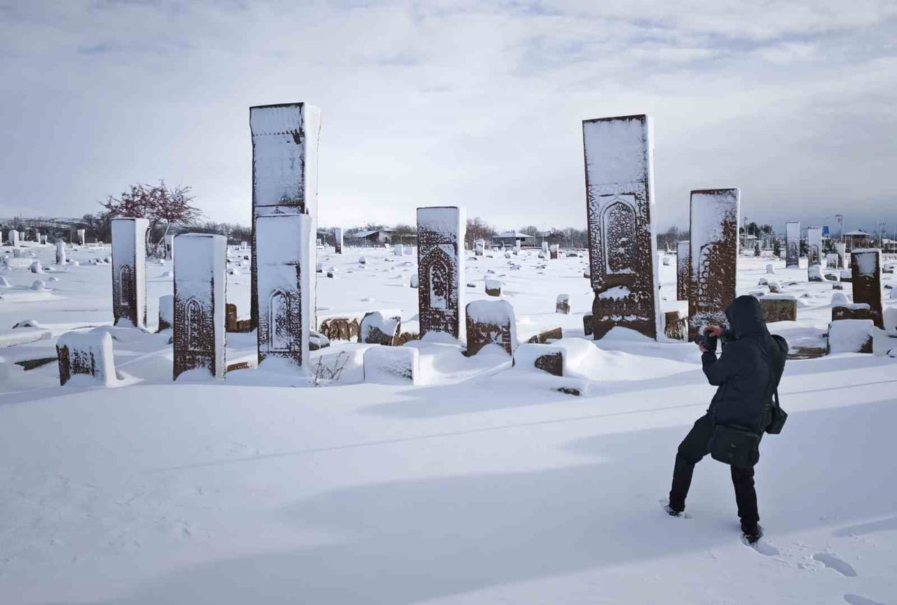 KAR YAĞIŞI SONRASI BEYAZ ÖRTÜYE BÜRÜNEN AHLAT’TAKİ TARİHİ MEKANLAR KARTPOSTALLIK MANZARALAR...
