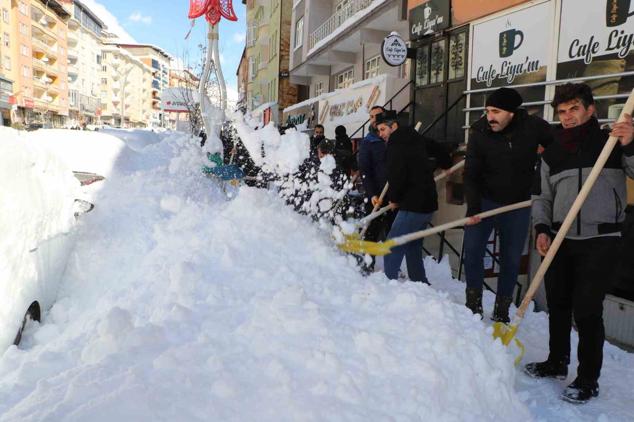 KAR YAĞIŞI VE FIRTINANIN ETKİSİNİ SÜRDÜRDÜĞÜ HAKKARİ’DE, KARLA MÜCADELE ÇALIŞMALARI ARALIKSIZ...