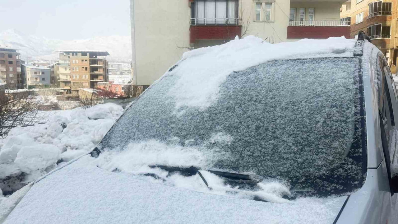 KAR YAĞIŞININ ARDINDAN DONDURUCU SOĞUKLARIN ETKİSİNİ ARTIRDIĞI HAKKARİ’DE, ARAÇLARIN CAMLARI BUZLA...