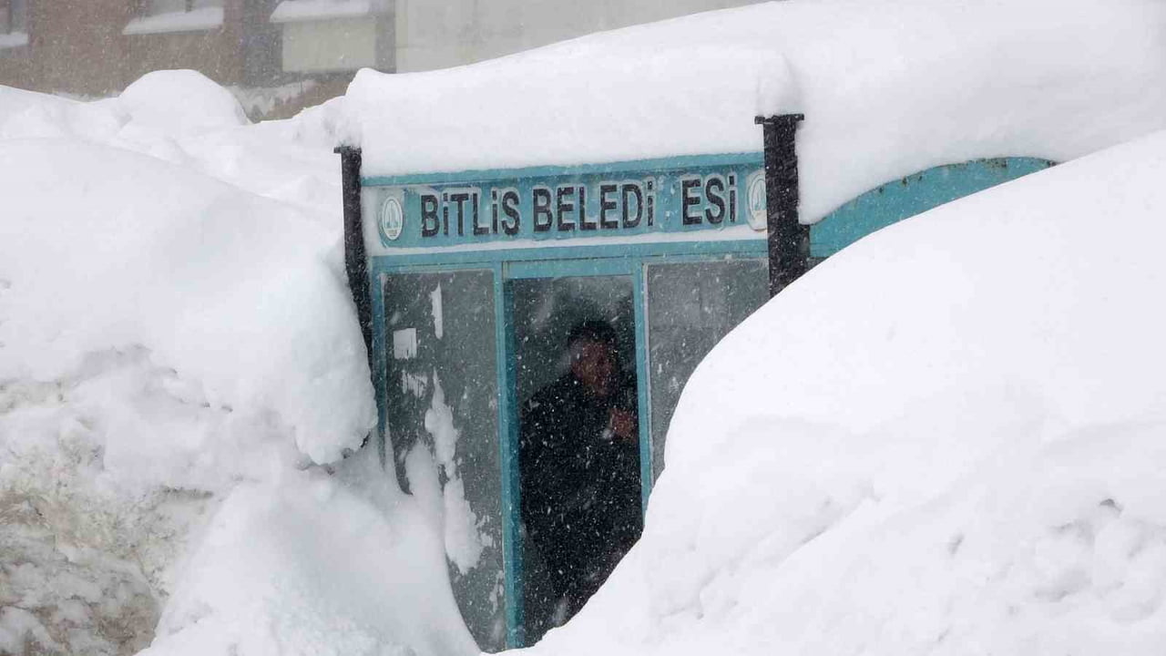 KAR YAĞIŞININ ETKİLİ OLDUĞU BİTLİS MERKEZDE TEK KATLI EVLER, ARABALAR, OTOBÜS DURAKLARI, YÖN VE İŞ...