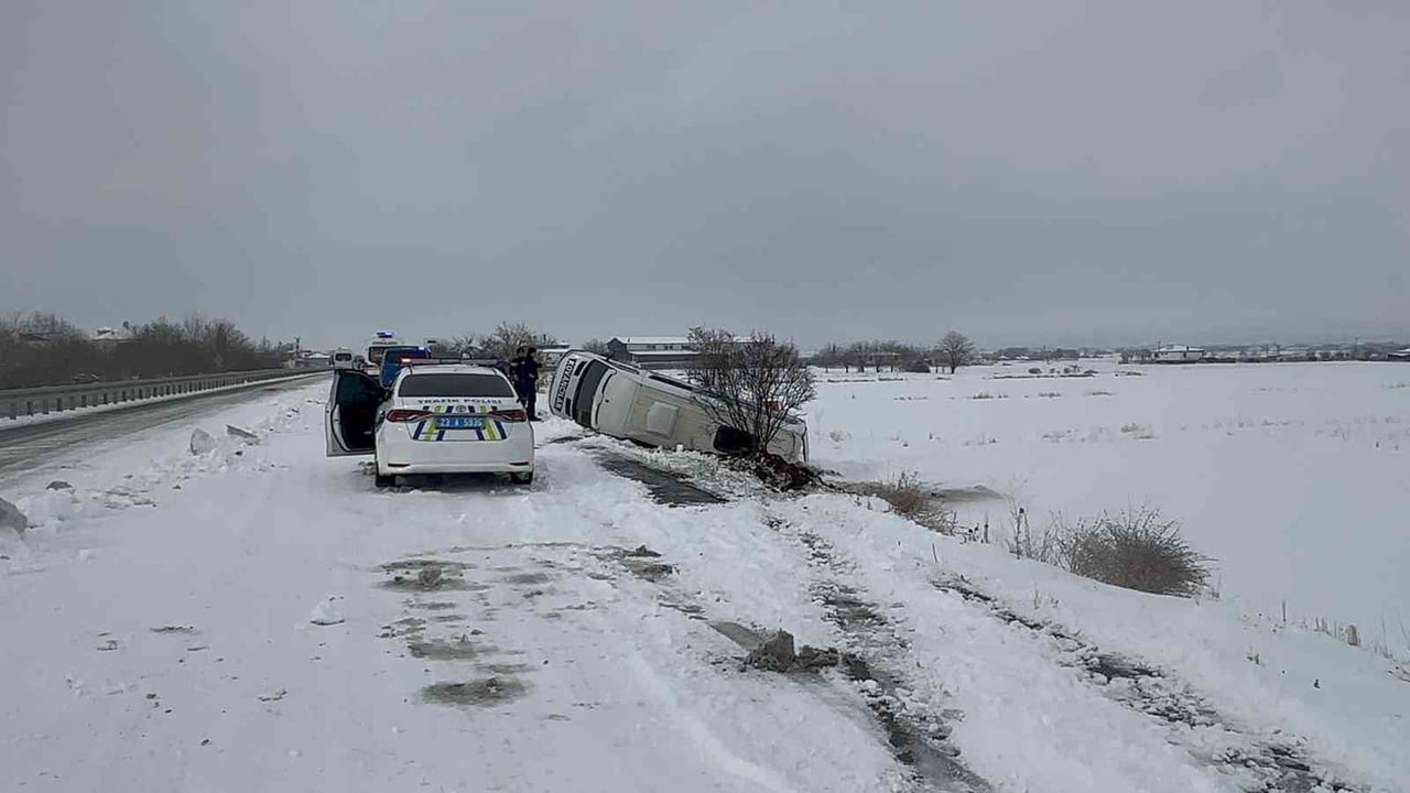 KAR YAĞIŞININ ETKİLİ OLDUĞU ELAZIĞ'DA MİNİBÜSÜN ŞARAMPOLE DEVRİLMESİ SONUCU MEYDANA GELEN TRAFİK...