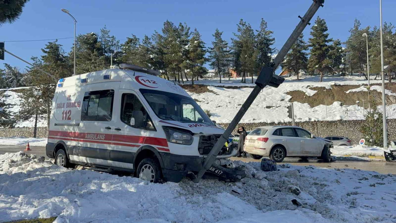 KARABÜK'TE AMBULANS İLE OTOMOBİLİN ÇARPIŞMASI SONUCU MEYDANA GELEN TRAFİK KAZASINDA 2 KİŞİ...