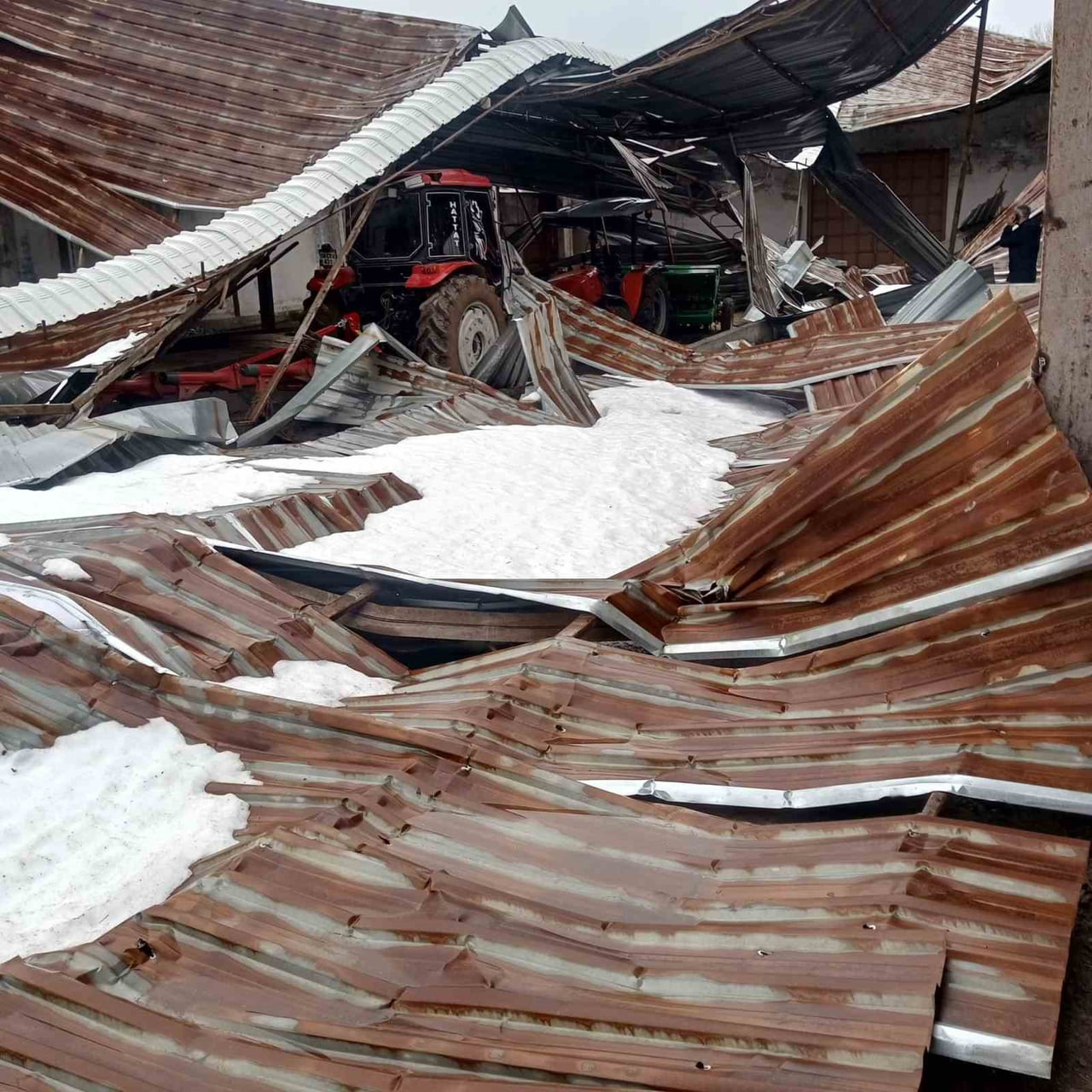 KARABÜK'TE ETKİLİ OLAN KAR YAĞIŞI NEDENİYLE BİR MANDIRANIN ÇATISI ÇÖKERKEN, 2 TRAKTÖR, TARIM...