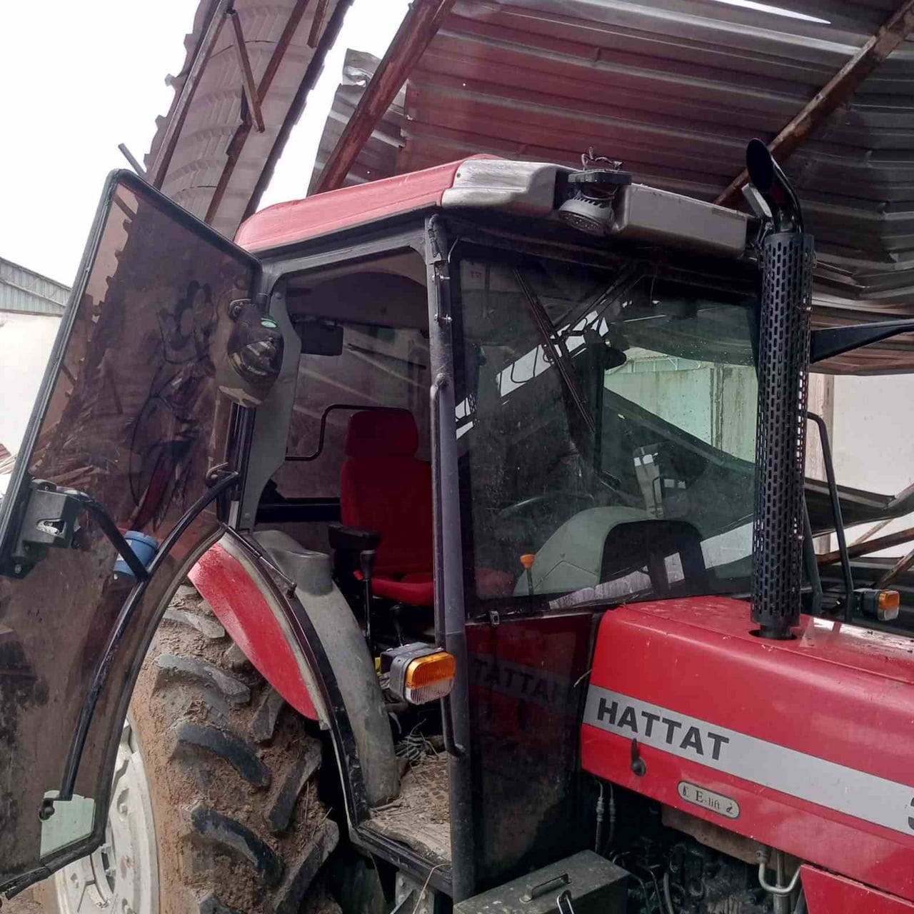 KARABÜK'TE ETKİLİ OLAN KAR YAĞIŞI NEDENİYLE BİR MANDIRANIN ÇATISI ÇÖKERKEN, 2 TRAKTÖR, TARIM...