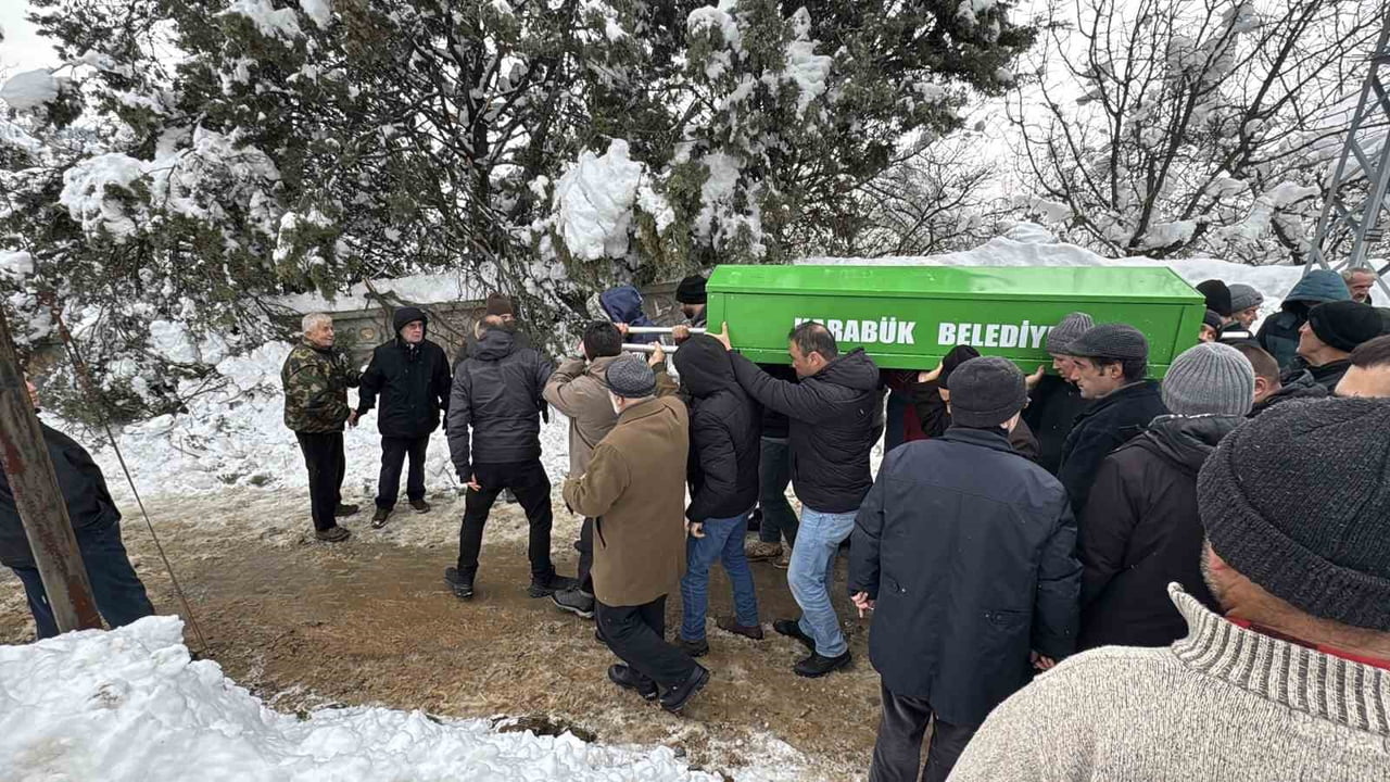 KARABÜK'TE EVİNİN ARKA BAHÇESİNDE DONMUŞ HALDE YAŞAMINI YİTİREN 80 YAŞINDAKİ KADIN TOPRAĞA...
