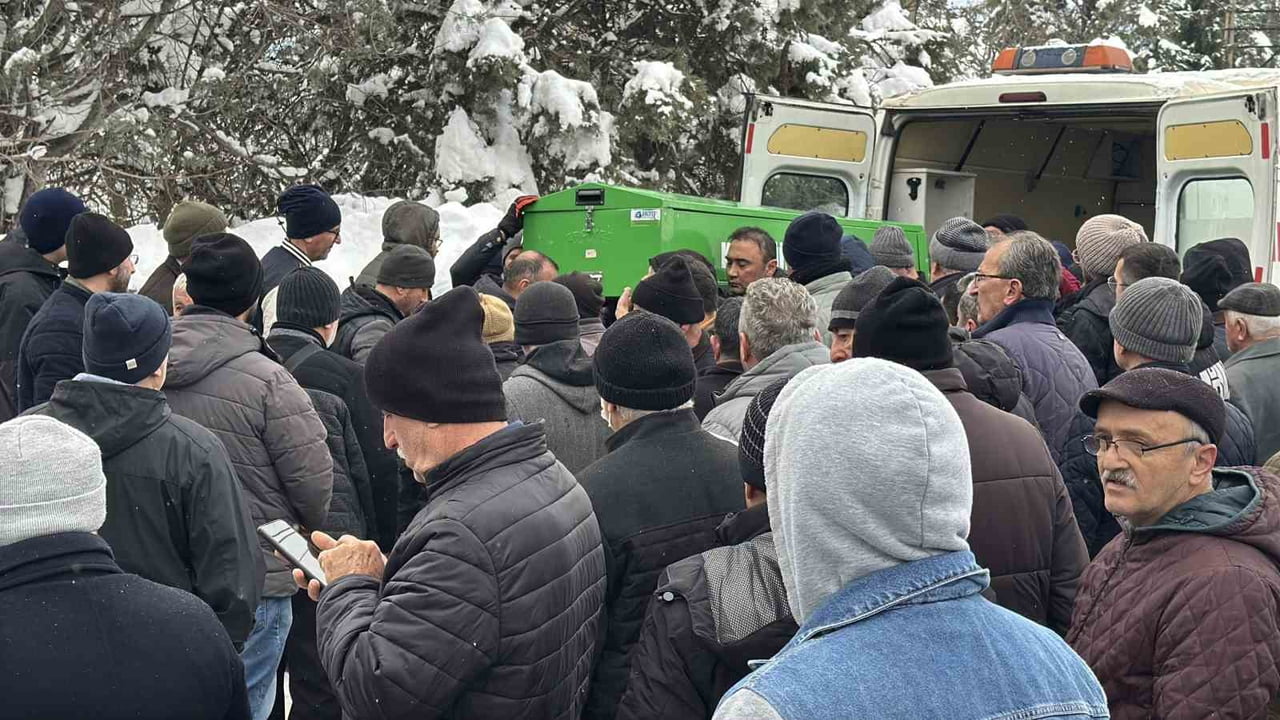 KARABÜK'TE EVİNİN ARKA BAHÇESİNDE DONMUŞ HALDE YAŞAMINI YİTİREN 80 YAŞINDAKİ KADIN TOPRAĞA...