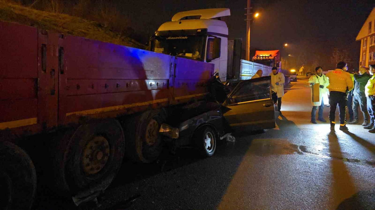 KARABÜK'TE SÜRÜCÜSÜNÜN ALKOLLÜ OLDUĞU OTOMOBİL PARK HALİNDEKİ TIRA OK GİBİ SAPLANDI. KAZADA 1'İ...