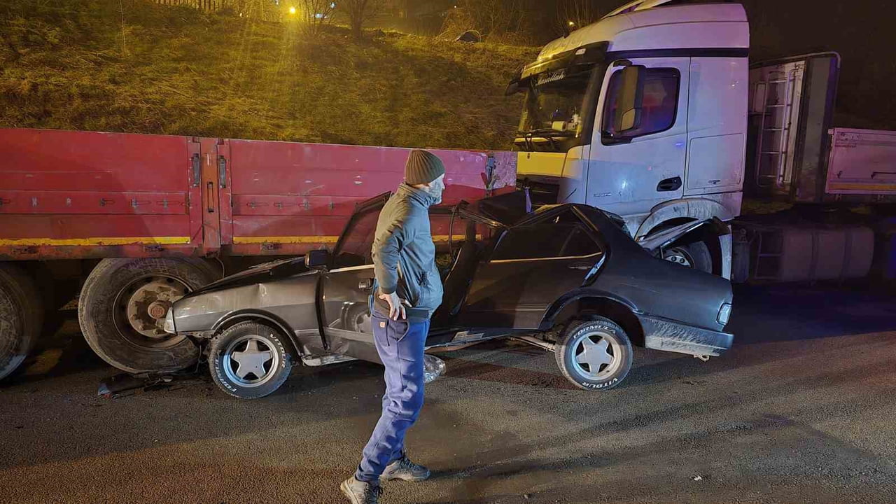 KARABÜK'TE SÜRÜCÜSÜNÜN ALKOLLÜ OLDUĞU OTOMOBİL PARK HALİNDEKİ TIRA OK GİBİ SAPLANDI. KAZADA 1'İ...