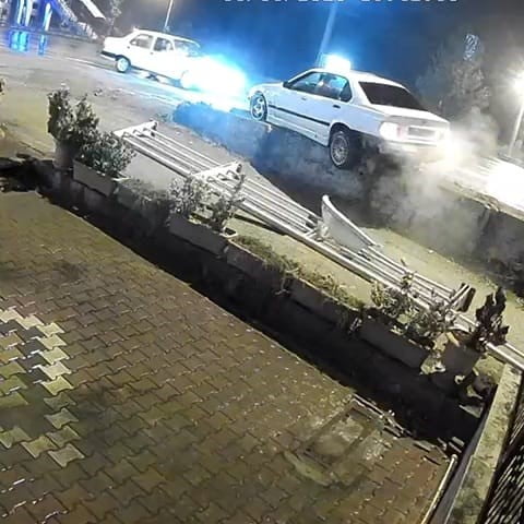 KARABÜK'TE YAĞIŞLI HAVANIN ETKİSİ İLE YOLDA ÇIKARAK KAYAN BİR OTOMOBİL KALDIRMA ÇARPARAK...