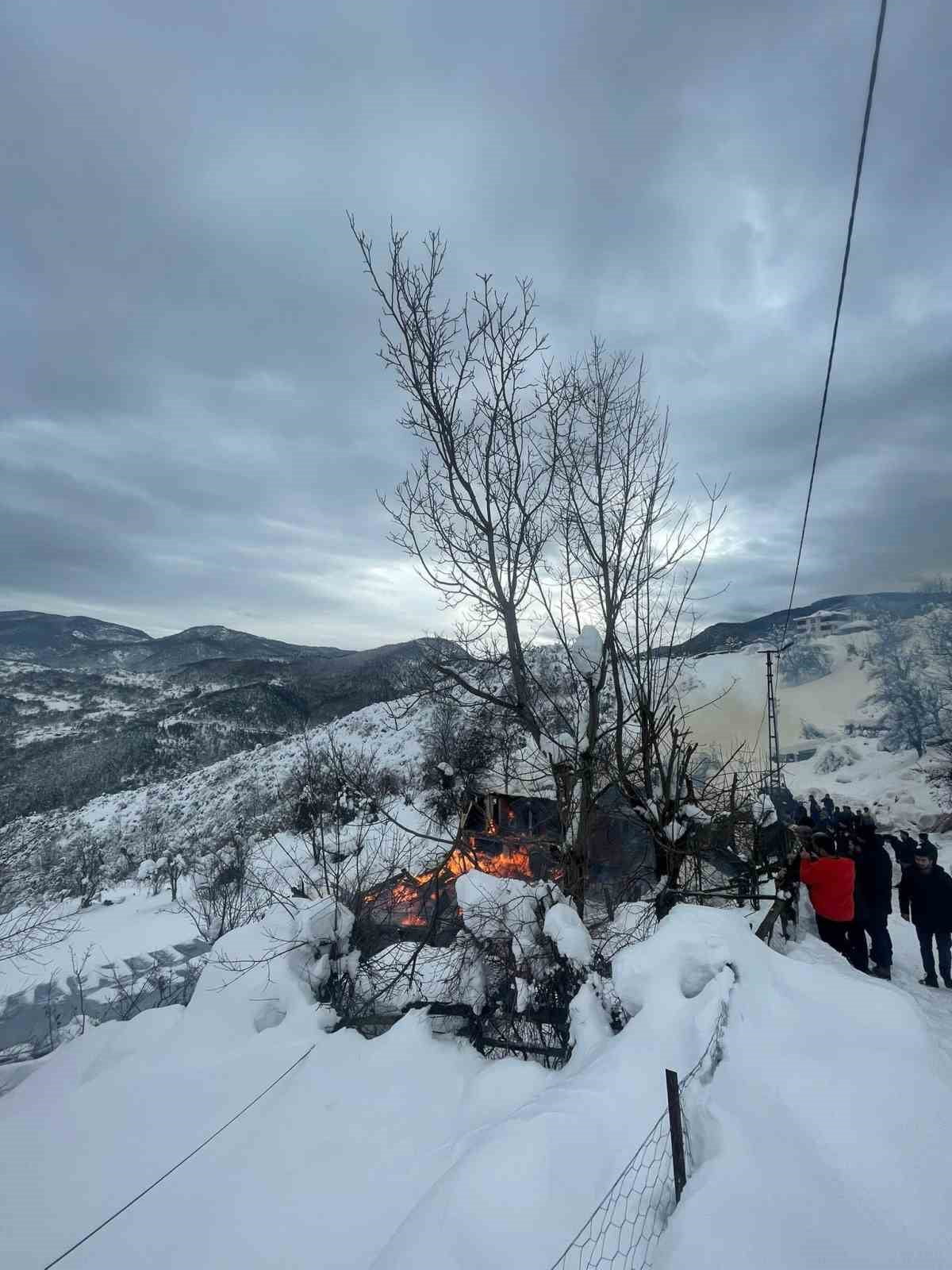 KARABÜK'ÜN YENİCE İLÇESİNDE ALEVLERE TESLİM OLAN AHŞAP EV TAMAMEN YANARAK KULLANILMAZ HALE...