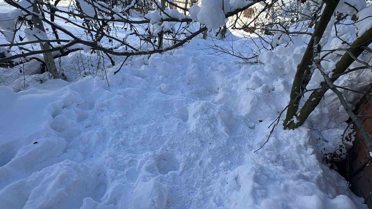 KARABÜK’TE 80 YAŞINDAKİ KADIN, EVİNİN ARKA BAHÇESİNDE DONMUŞ HALDE ÖLÜ BULUNDU.