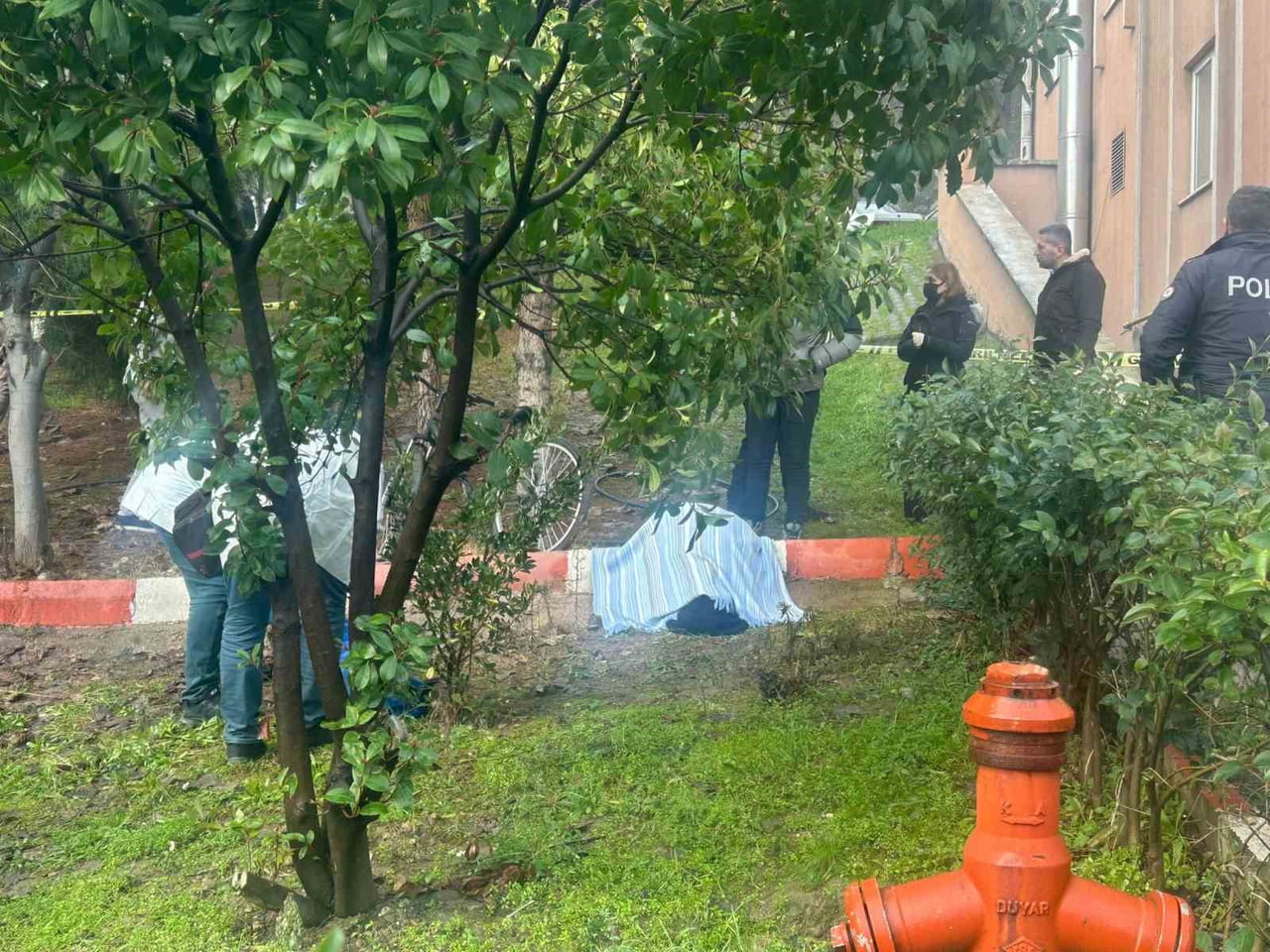 KARABÜK’TE BİR APARTMANIN 5. KATINDAKİ DAİREDEN DÜŞEN YAŞLI KADIN YAŞAMINI YİTİRDİ.