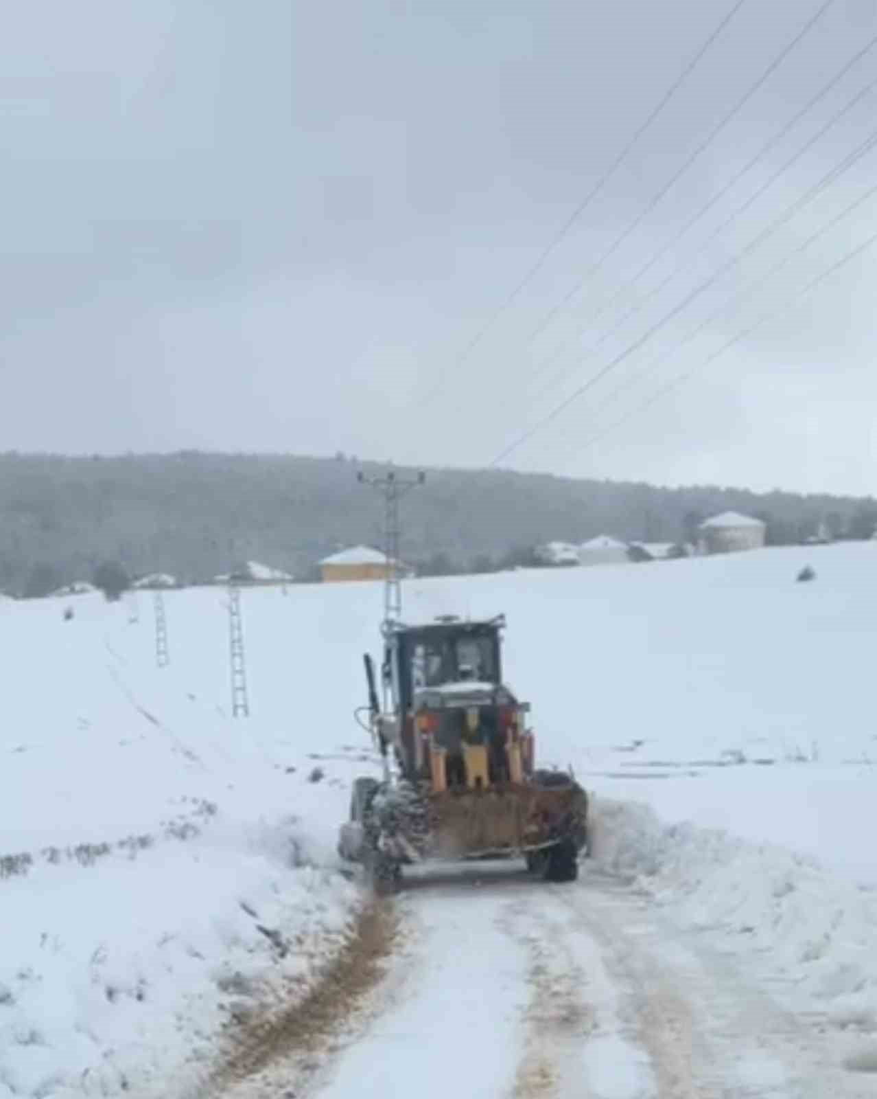 KARABÜK’TE ETKİLİ OLAN KAR YAĞIŞI NEDENİYLE İL GENELİNDE ÇOK SAYIDA KÖY YOLU ULAŞIMA...