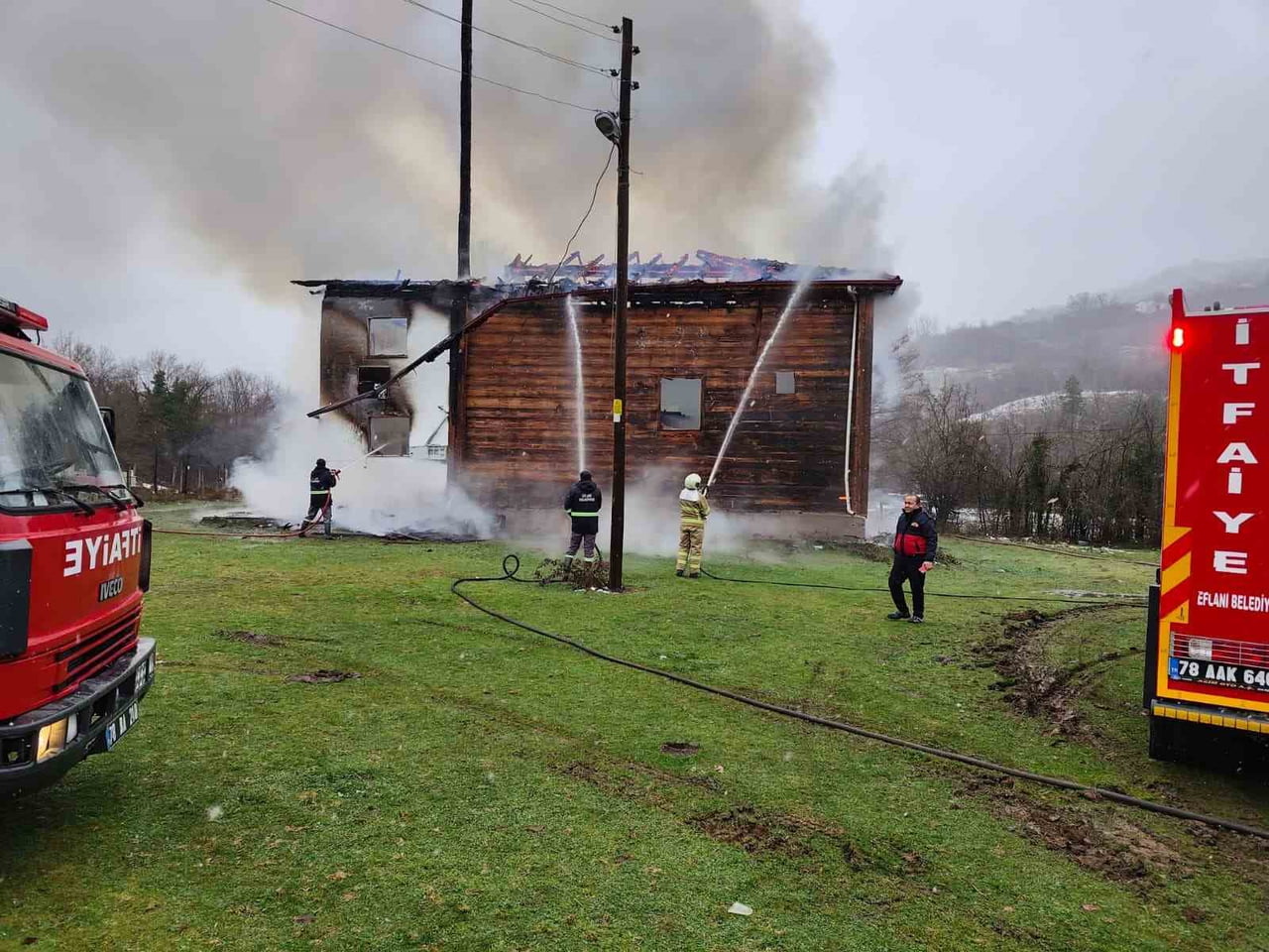 KARABÜK’ÜN EFLANİ İLÇESİNE BAĞLI OVAŞEYHLER KÖYÜ’NDE ÇIKAN YANGINDA YAKLAŞIK 450 YILLIK  CAMİ...