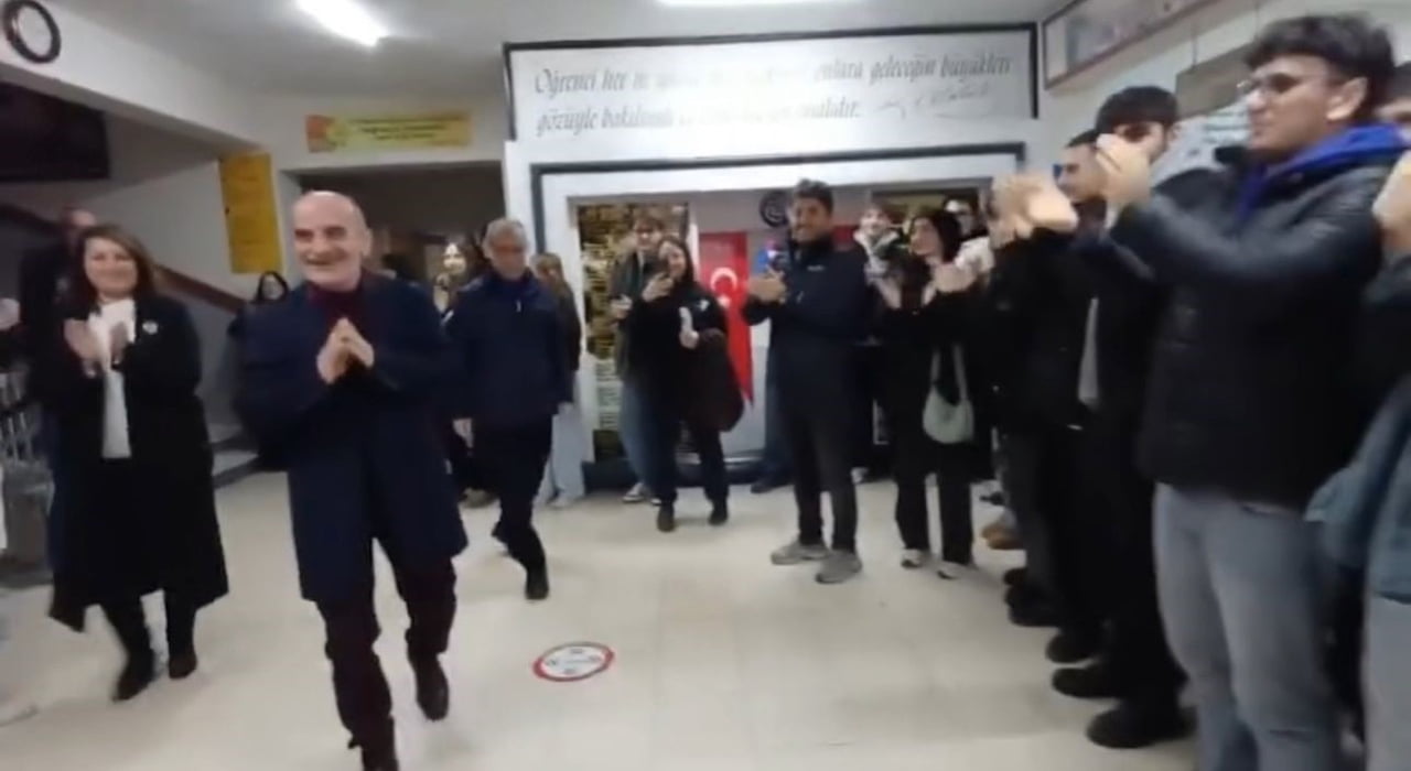 KARABÜK’ÜN SAFRANBOLU İLÇESİNDE GÖREV YAPAN ÖĞRETMEN ALİ PAŞA BİRİNCİOĞLU, ÖĞRENCİLERİ VE...