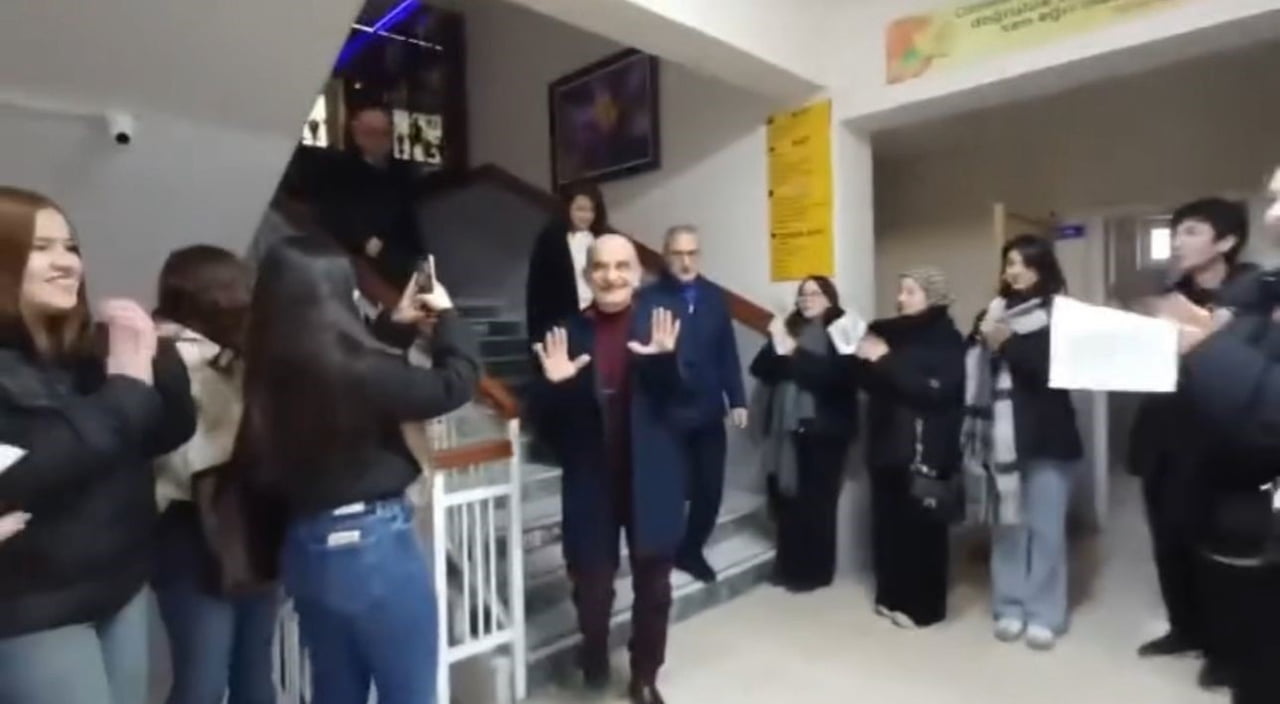 KARABÜK’ÜN SAFRANBOLU İLÇESİNDE GÖREV YAPAN ÖĞRETMEN ALİ PAŞA BİRİNCİOĞLU, ÖĞRENCİLERİ VE...