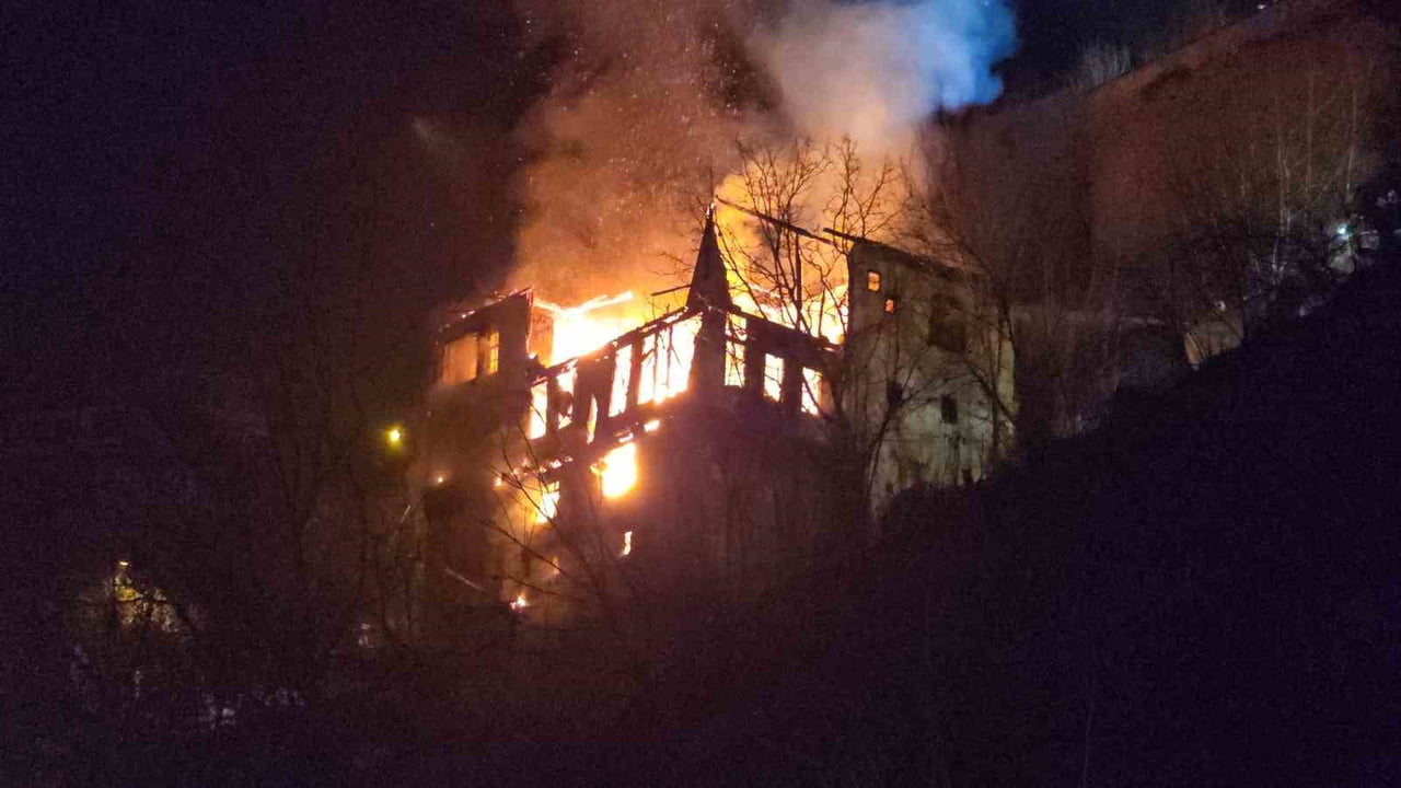 KARABÜK’ÜN SAFRANBOLU İLÇESİNDE YAKLAŞIK 200 YILLIK TARİHİ KONAK ÇIKAN YANGINDA ALEVLERE TESLİM...