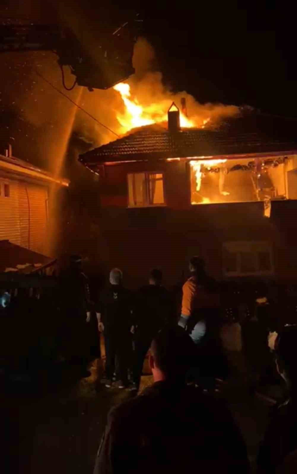 KARABÜK’ÜN YENİCE İLÇESİNDE İKİ KATLI EVDE ÇIKAN YANGIN İTFAİYE EKİPLERİNCE...