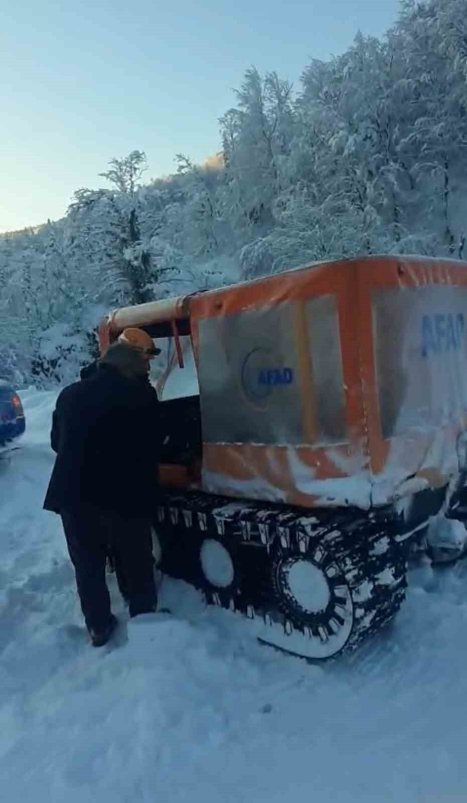 KARABÜK’ÜN YENİCE İLÇESİNDE KEMOTERAPİ TEDAVİSİ GÖREN BİR KİŞİ, YOĞUN KAR YAĞIŞI VE OLUMSUZ HAVA...