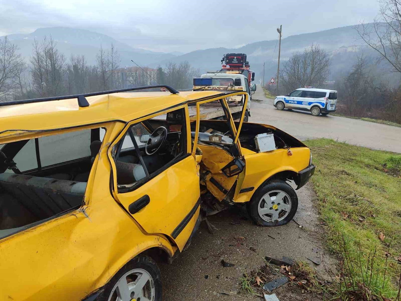 KARABÜK’ÜN YENİCE İLÇESİNDE KONTROLDEN ÇIKAN OTOMOBİLİN KALDIRIMDA BULUNAN DEMİR BARİYERE ÇARPMASI...