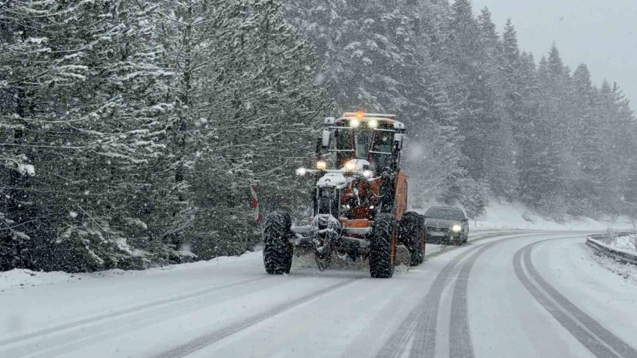KARABÜK’ÜN YÜKSEK KESİMLERİ, SABAH SAATLERİNDE BAŞLAYAN KAR YAĞIŞIYLA BİRLİKTE BEYAZA...